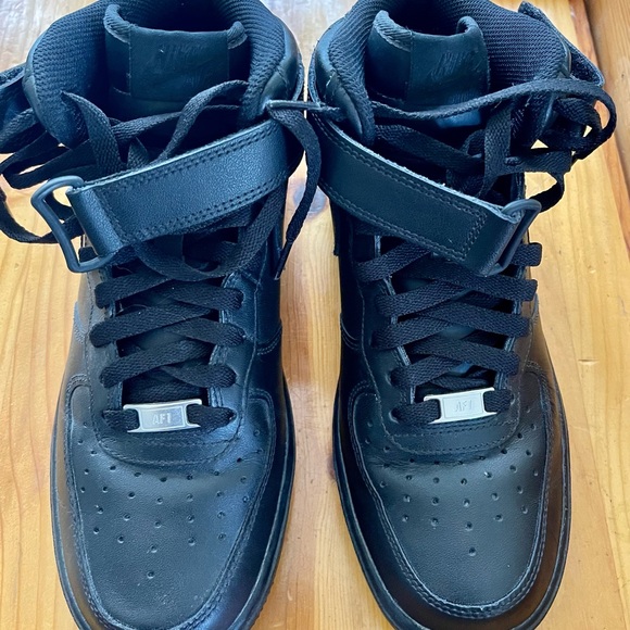 Nike Men's AIR Force 1 '07 Basketball Shoes - Picture 3 of 9